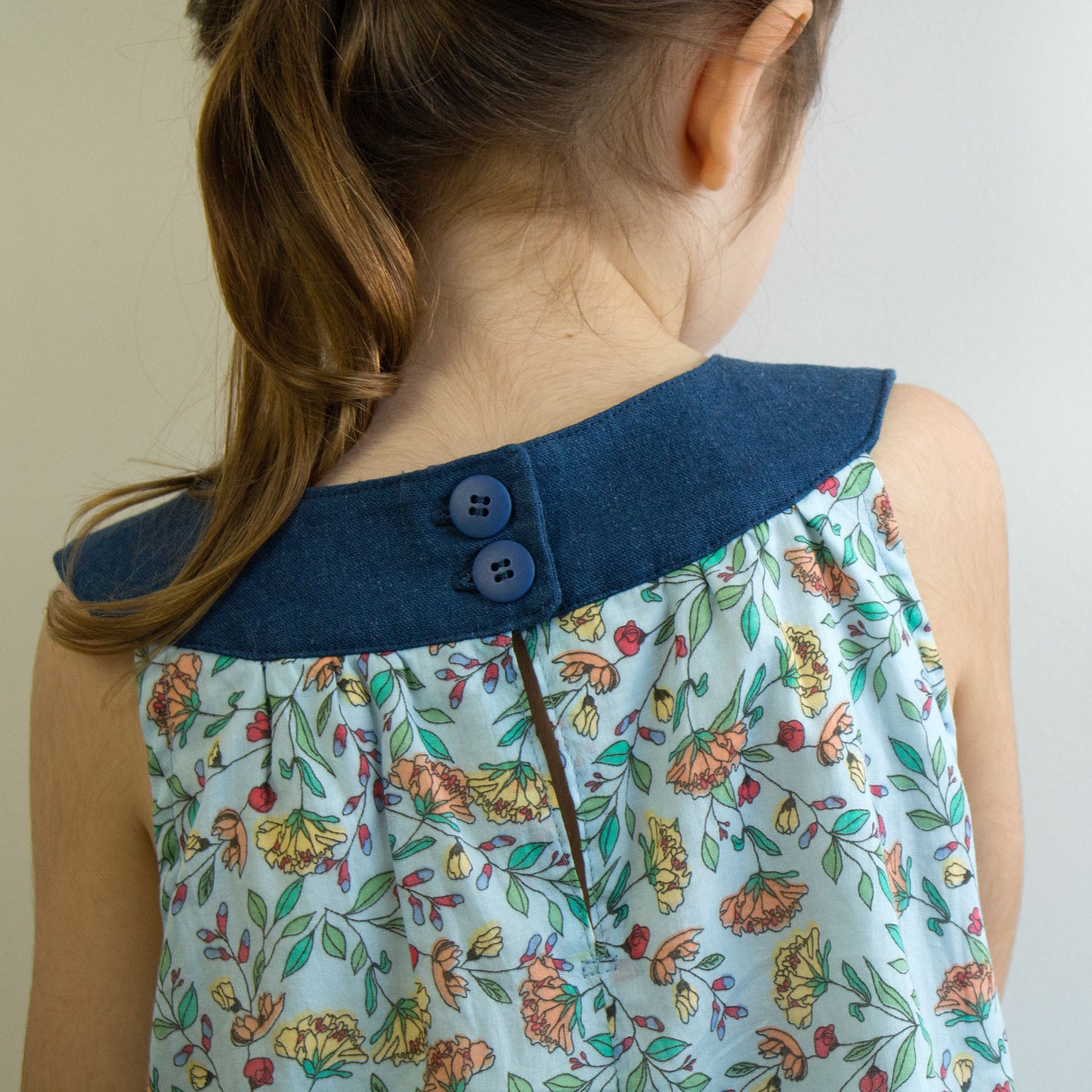 Corte e costura com passo a passo ilustrado em PDF de vestido infantil com pala - costurinha modelagem